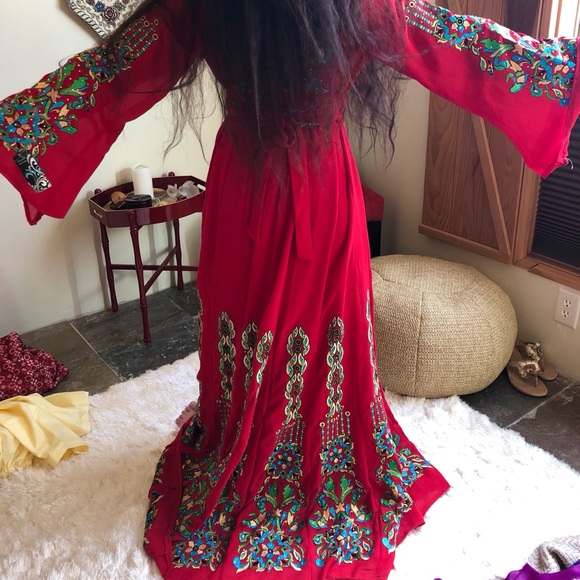 Red long sleeve gown - Picture 2 of 5